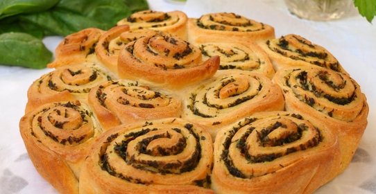 Булочки с зелёным соусом