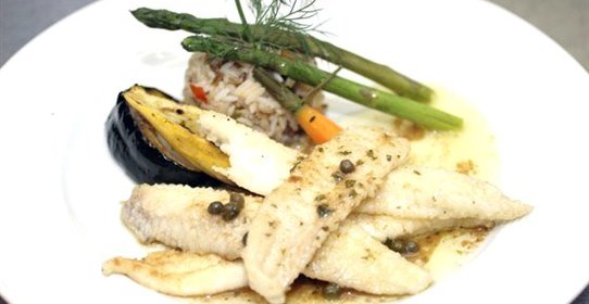 Камбала под соусом из креветок