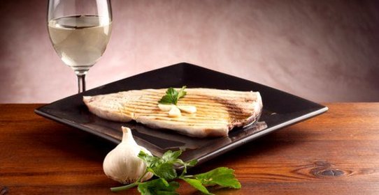 Ароматная рыба-меч на гриле