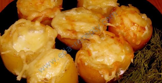 Картофель с перепелиными яйцами в духовке