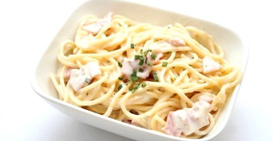 Макароны с соусом из ветчины и творога