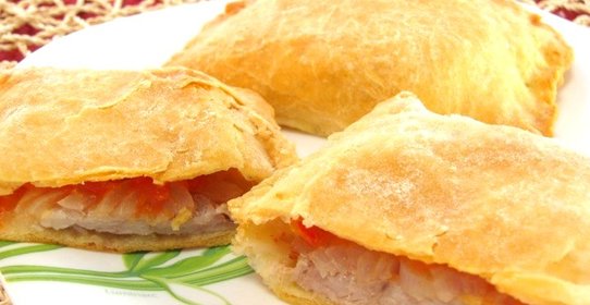 Слоеные пирожки с мясом и помидорами