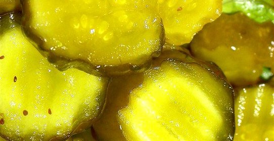 Хрустящие маринованные огурцы с укропом