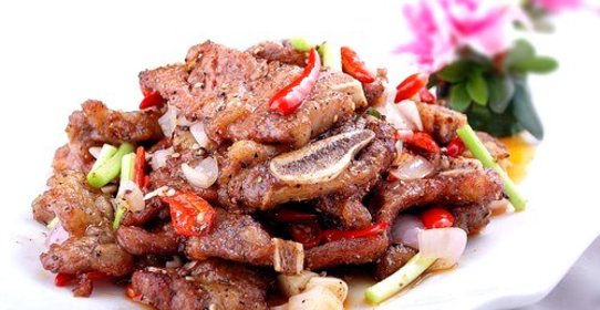 Итальянский салат с маринованной говядиной, красным луком и пармезаном