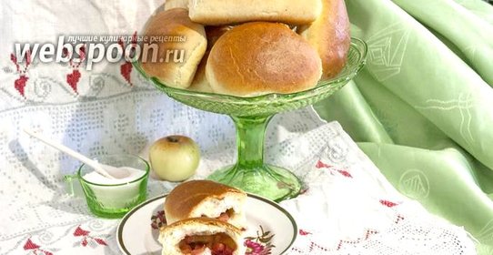 Пирожки духовые с консервированной вишней и яблоками