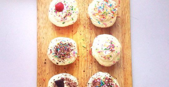 Классические капкейки с кремом из взбитых сливок