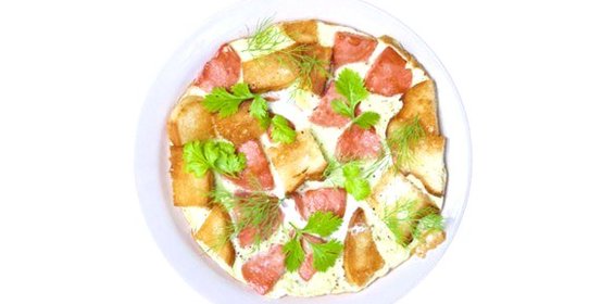 Омлет с сухариками и колбасой