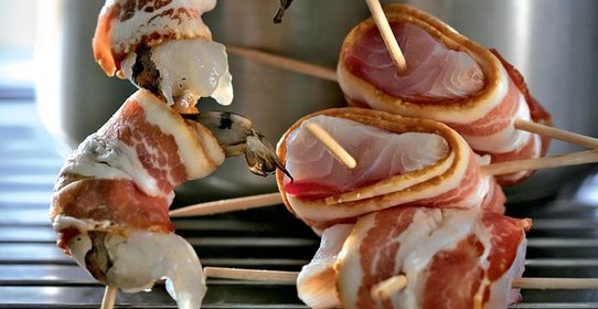 Рыба и креветки-гриль с беконом