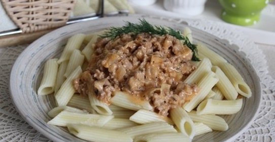 Паста пенне с мясным фаршем в сметанно-томатном соусе