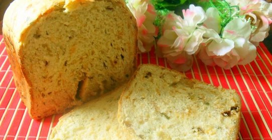 Хлеб с черемшой, сыром и сушеными помидорами