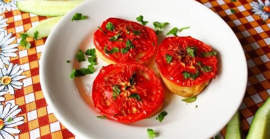Картошка запеченная с помидорами