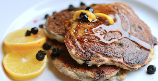 Оладьи с черникой и лимоном