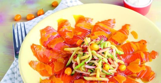 Салат с семгой, яблоком и заправкой из облепихи