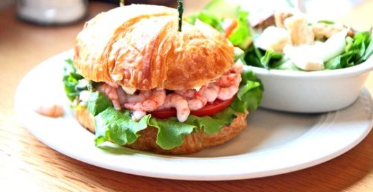 Булочки с томатами, зеленым салатом и креветками