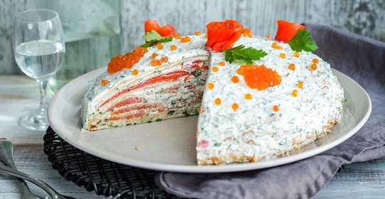 Блинный пирог с лососем и мягким сыром