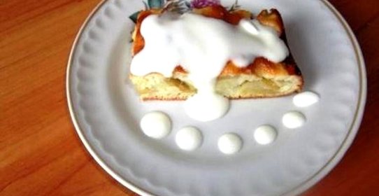 Шарлотка со сметанным тестом