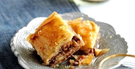 Пахлава с медово-розовым сиропом