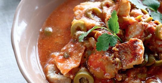 Рагу из морского окуня с оливками и каперсами
