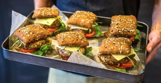 Бургеры из индейки с карамелизированным луком