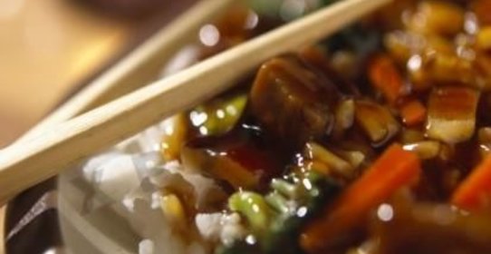 Курица терияки с чили, чесноком, зеленым луком и рисом