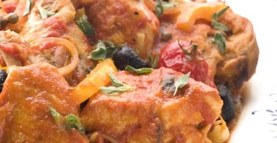 Курица, тушенная с маслинами