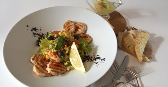 Салат с курицей под соусом Цитронет