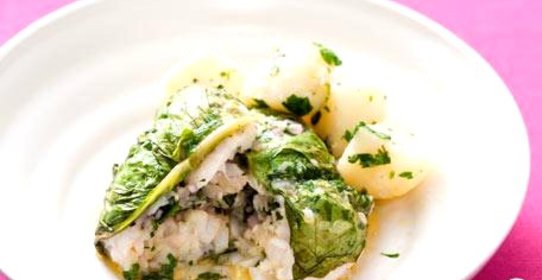 Рыба со специями в листьях салата