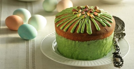 Кулич с фисташками в зеленой глазури
