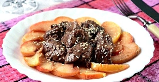 Куриная печень с яблоками в вине