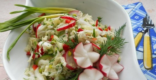 Салат из пекинской капусты с редисом, перцем чили и черемшой