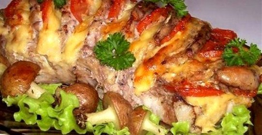 Свинина, запеченная гармошкой, с картофельными грибами