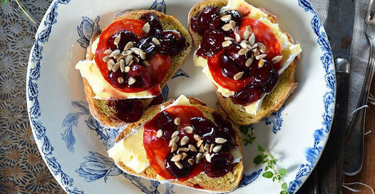 Брускетта с сыром бри и вишней