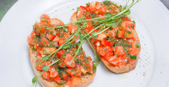 Брускетта с лососем и томатами