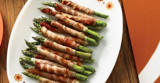 Спаржа в ветчине