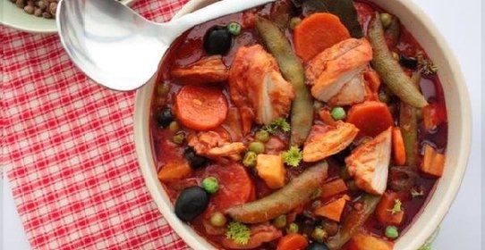 Курица тушеная в овощах, с чечевицей