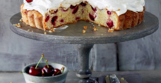 Вишневый пирог с сырным кремом