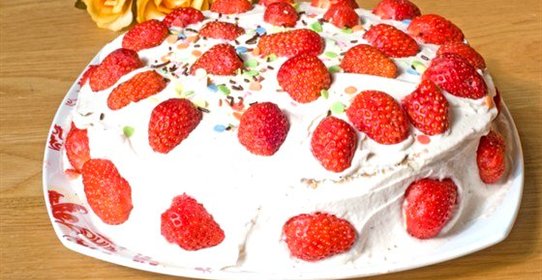 Торт с клубникой и пассифлорой