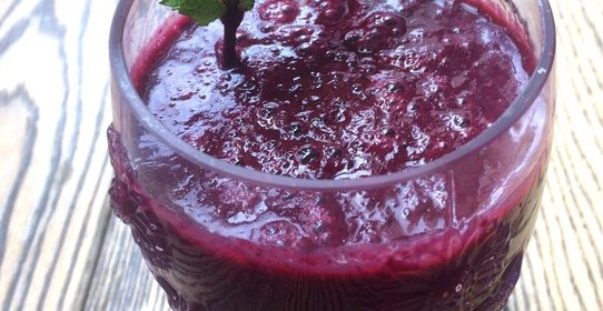 Смузи из ананаса и черной смородины