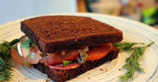 Сендвич из ржаного хлеба с салями и помидором