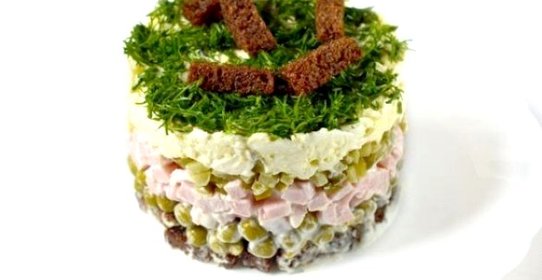 Салат с сухариками и ветчиной