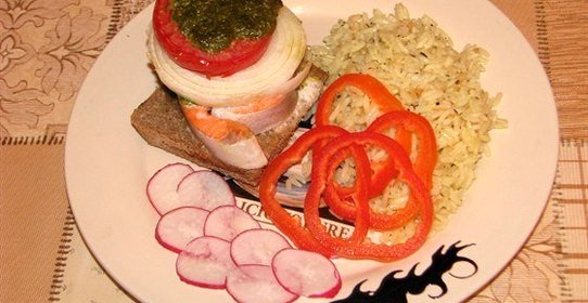 Стейк из форели на подушке из черного хлеба под соусом песто с рисом