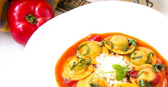 Летнее равиоли с травами и пармезаном