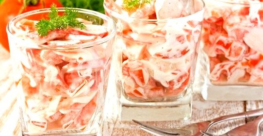 Салат с крабовыми палочками, помидорами и чесноком
