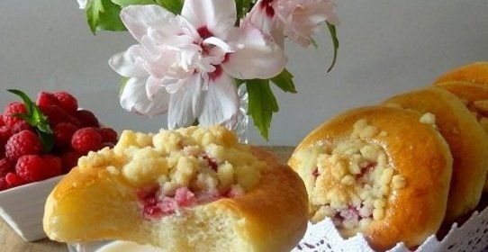 Булочки со штрейзелем и ягодой