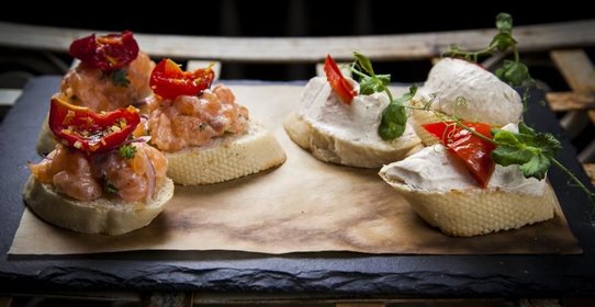 Брускетта с лососем