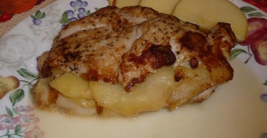 Куриная грудка с яблоками