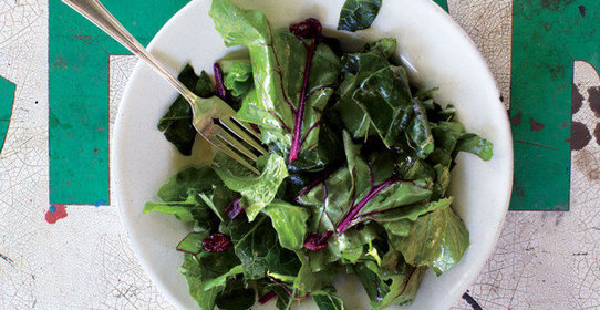 Капуста кале и мангольд с лимонно-чесночным соусом