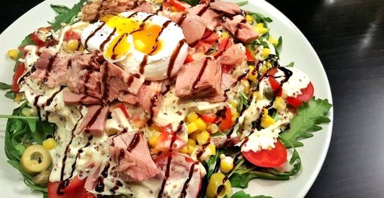 Салат с рукколой, яйцом пашот и тунцом