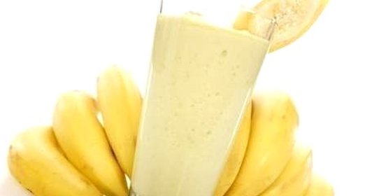 Легкий банановый коктейль с йогуртом и овсяными хлопьями