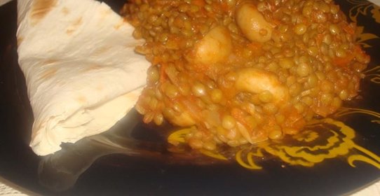 Рагу из чечевицы с помидорами и грибами